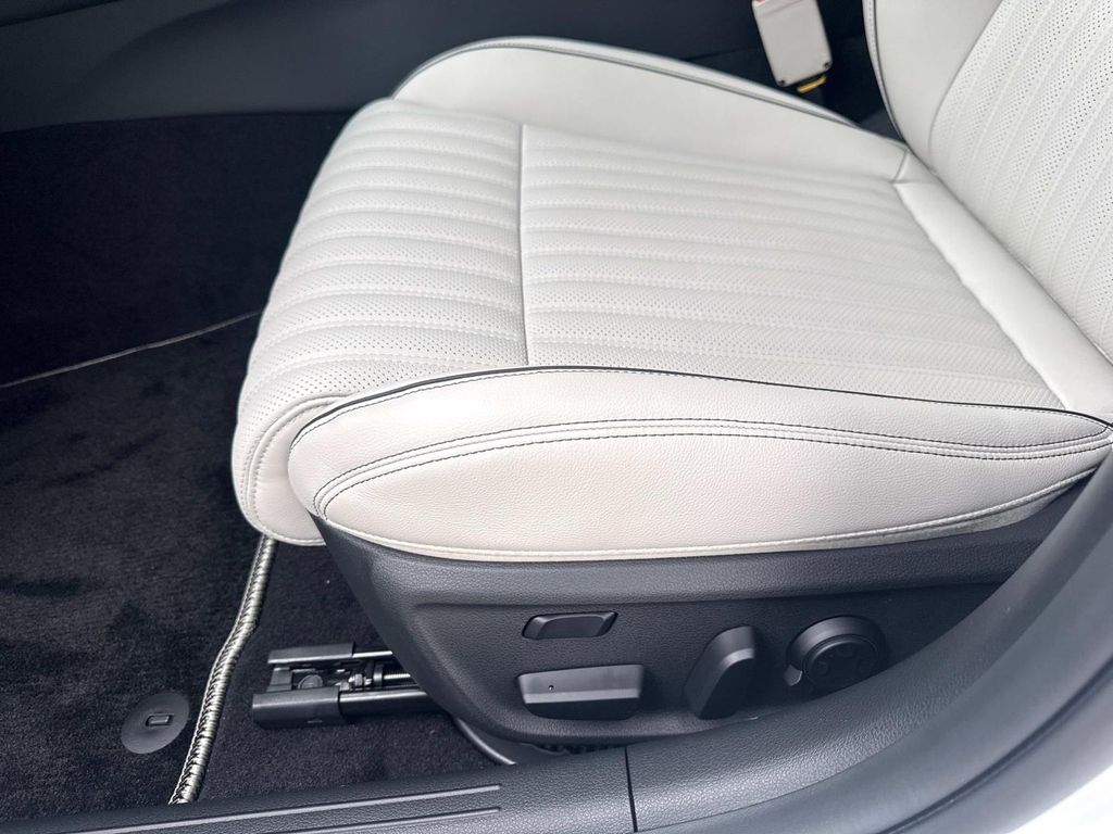 New 2026 White Genesis 3.3T Sport Prestige image 17