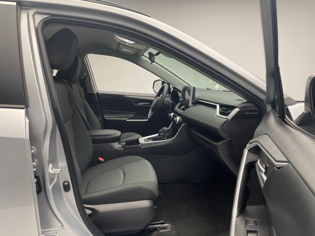 2023 Toyota RAV4 XLE 17