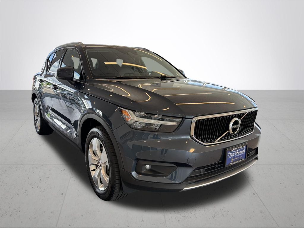 2022 Volvo XC40 Momentum