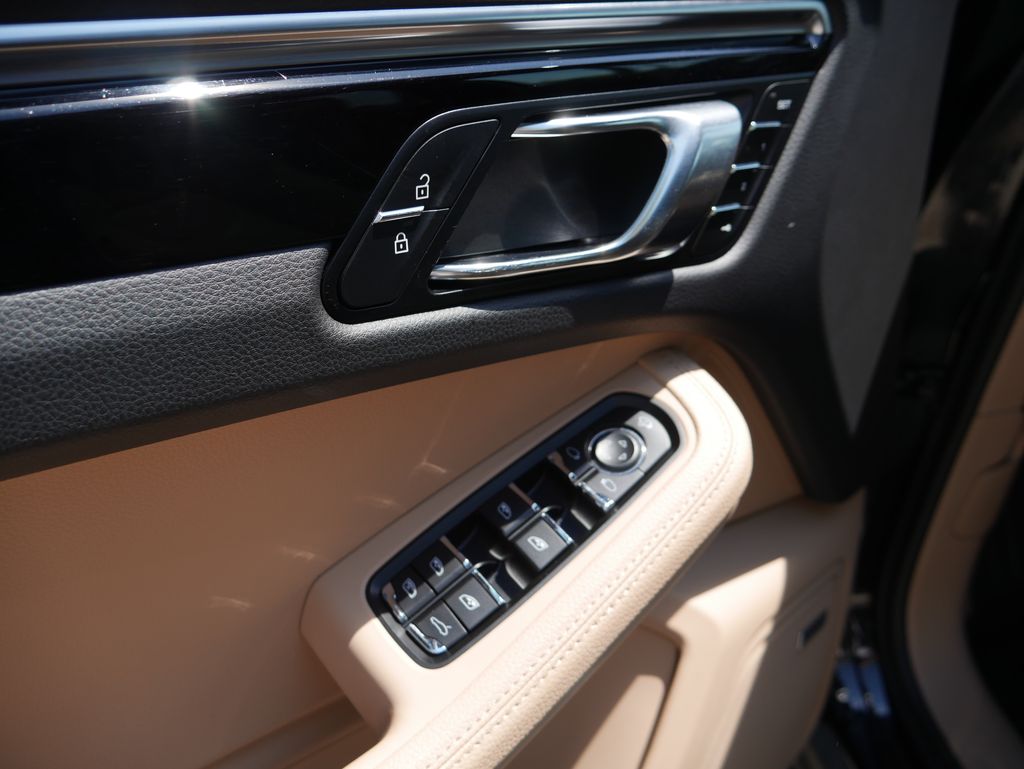 Thumbnail: 2023 Porsche Macan - 17