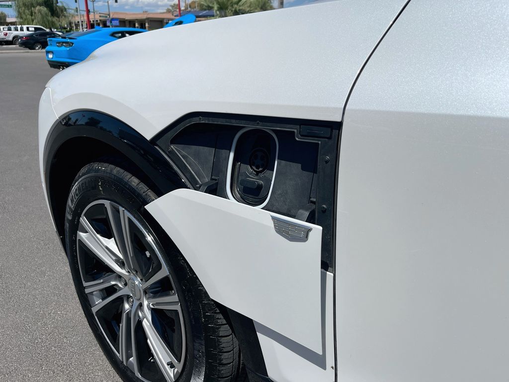 Used 2025 White Cadillac Luxury image 34