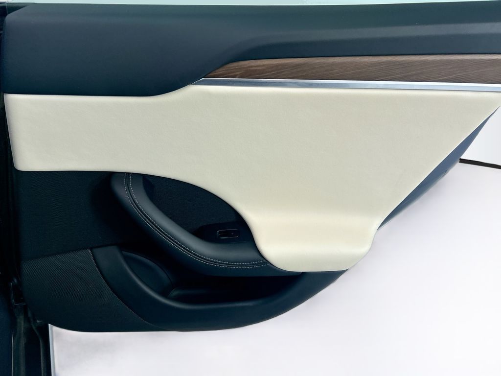 Thumbnail: 2022 Tesla Model S - 26