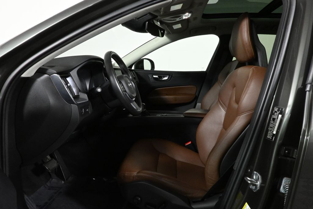 Thumbnail: 2018 Volvo XC60 - 3