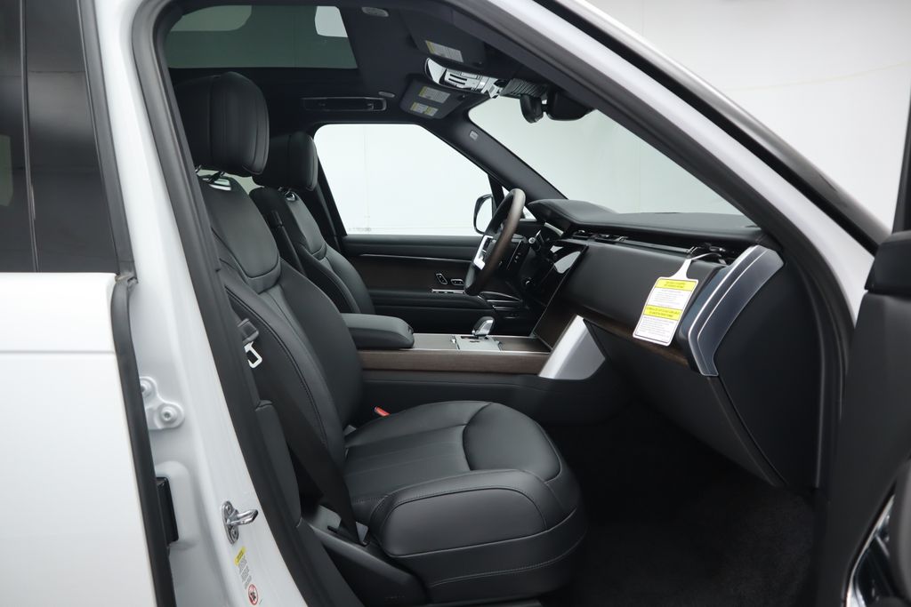 2025 Land Rover Range Rover SE 21