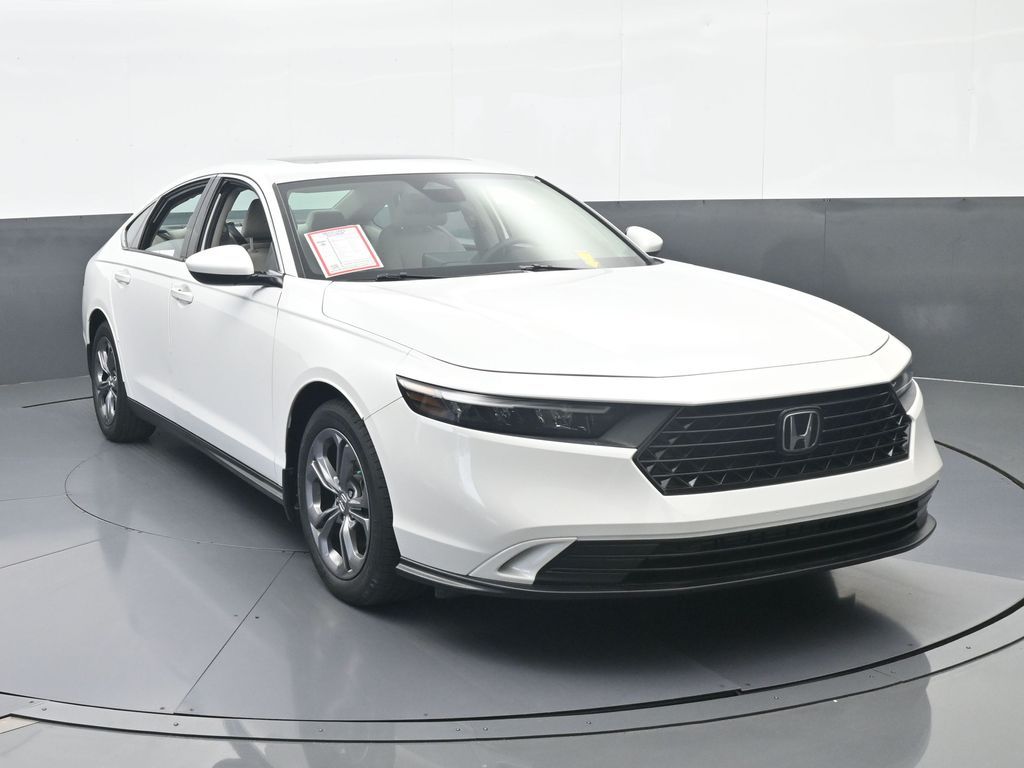 Used 2023 White Honda EX image 9