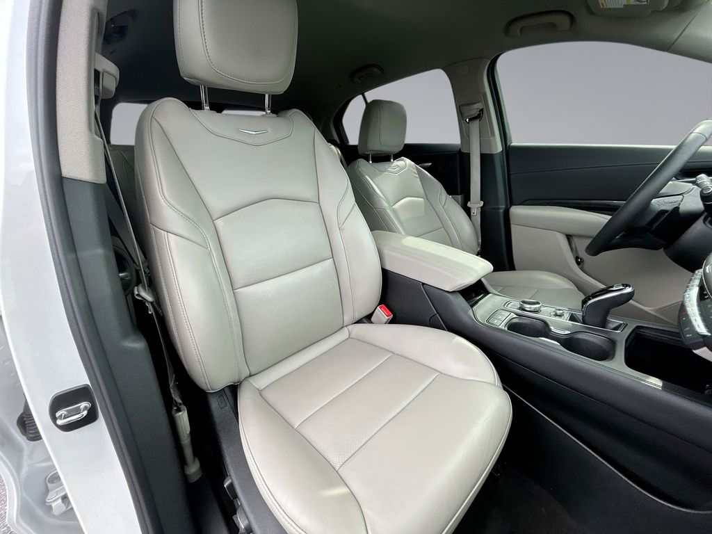 Thumbnail: 2022 Cadillac XT4 - 16