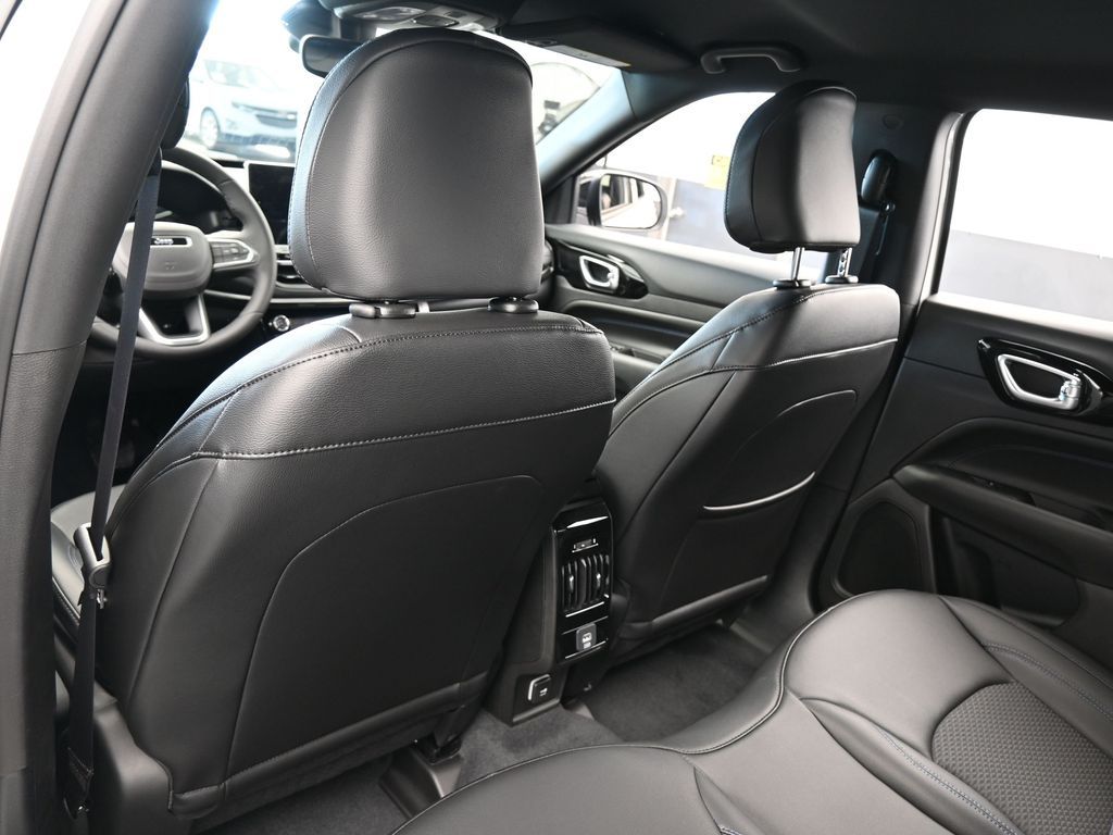 New 2026 Bright White Clearcoat Jeep Latitude image 28