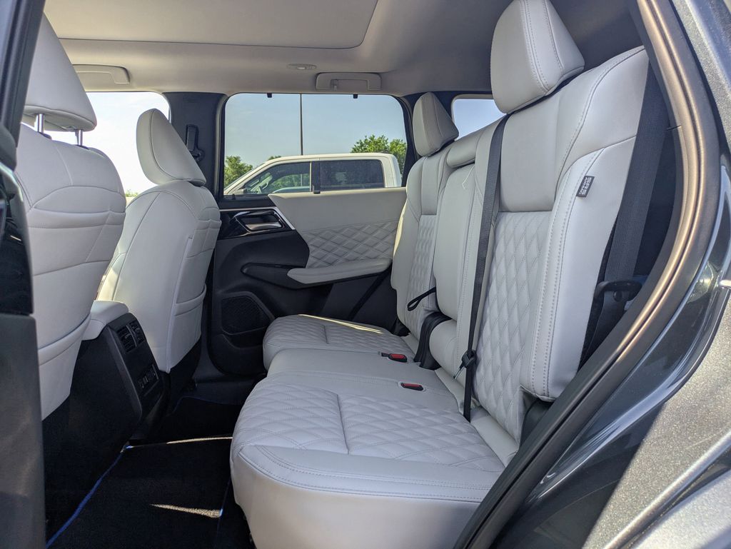 2025 Mitsubishi Outlander Plug-in Hybrid SEL - Photo 14