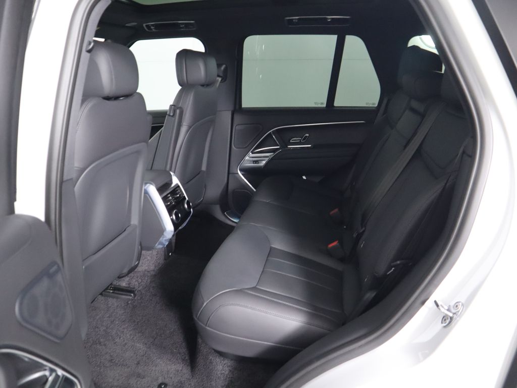 2025 Land Rover Range Rover SE 23