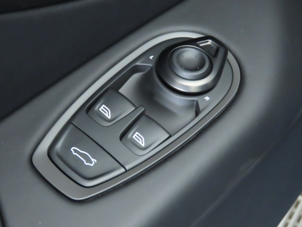 Thumbnail: 2025 Aston Martin Vantage - 21