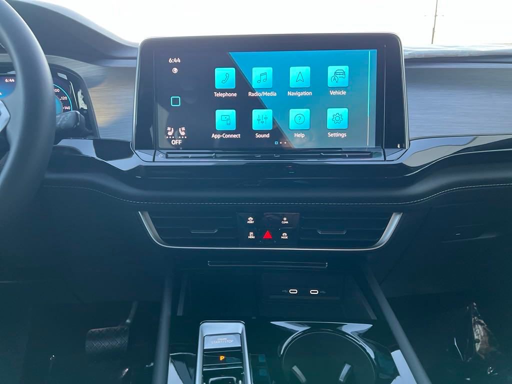 2025 Volkswagen Atlas Cross Sport 2.0T SE w/Technology photo
