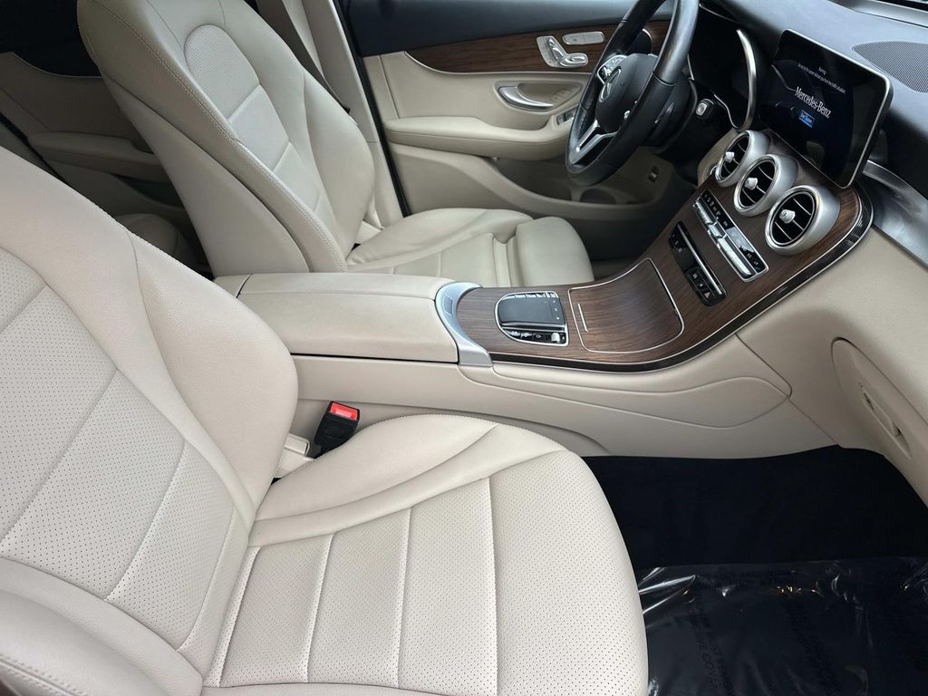 Thumbnail: 2022 Mercedes-Benz GLC - 22