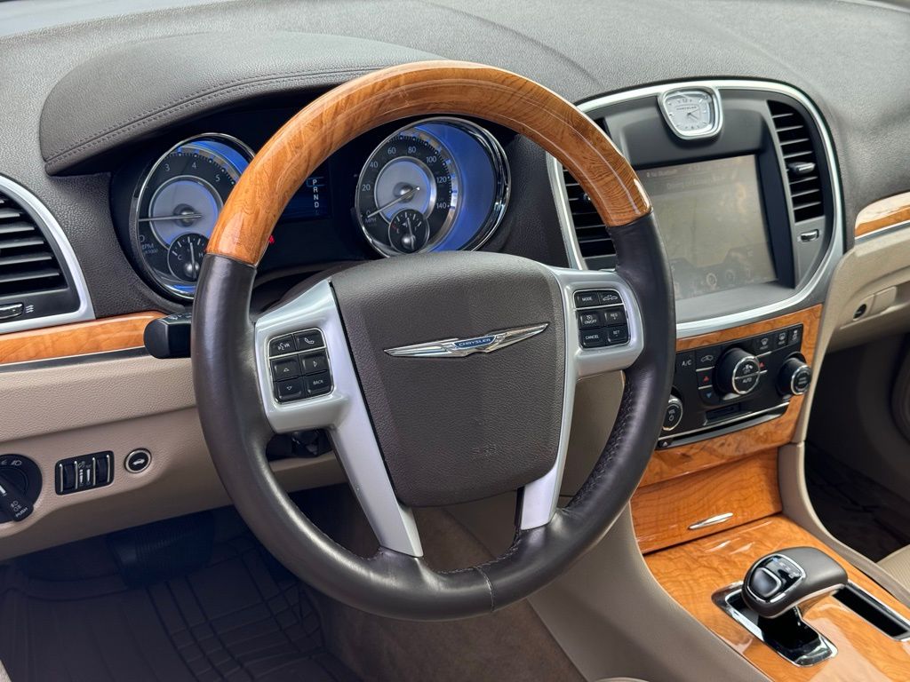 2014 Chrysler 300C Base 17