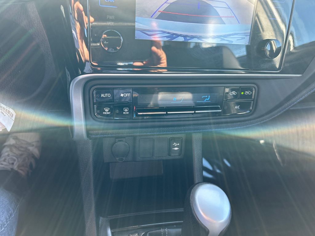2017 Toyota Corolla SE 19