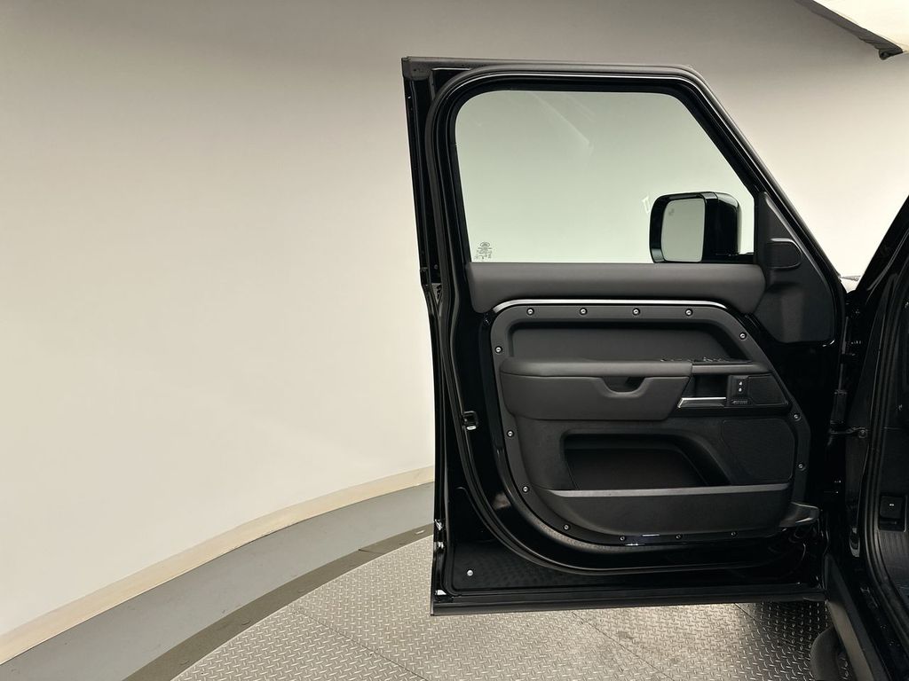 2025 Land Rover Defender 110 8