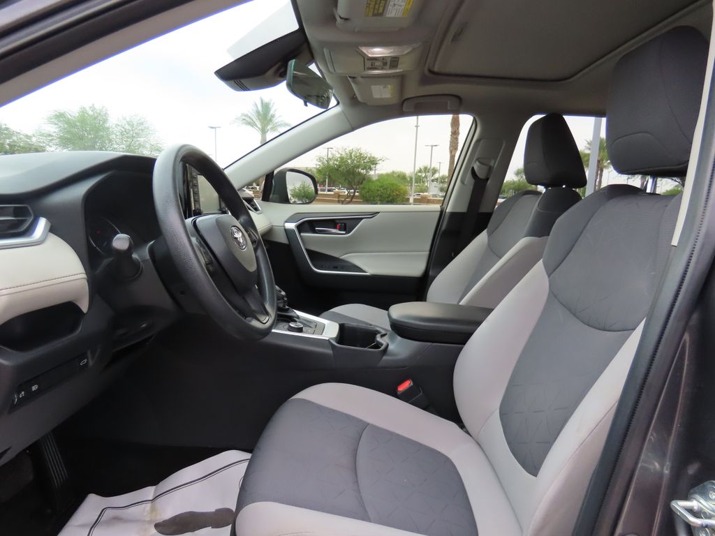 2022 Toyota RAV4 XLE 18