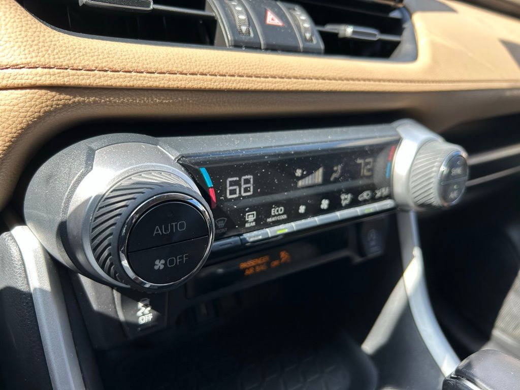 2021 Toyota RAV4 XLE Premium 19