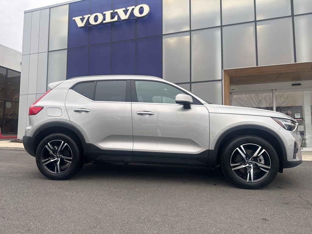 2025 Volvo XC40 B5 Core Bright Theme AWD