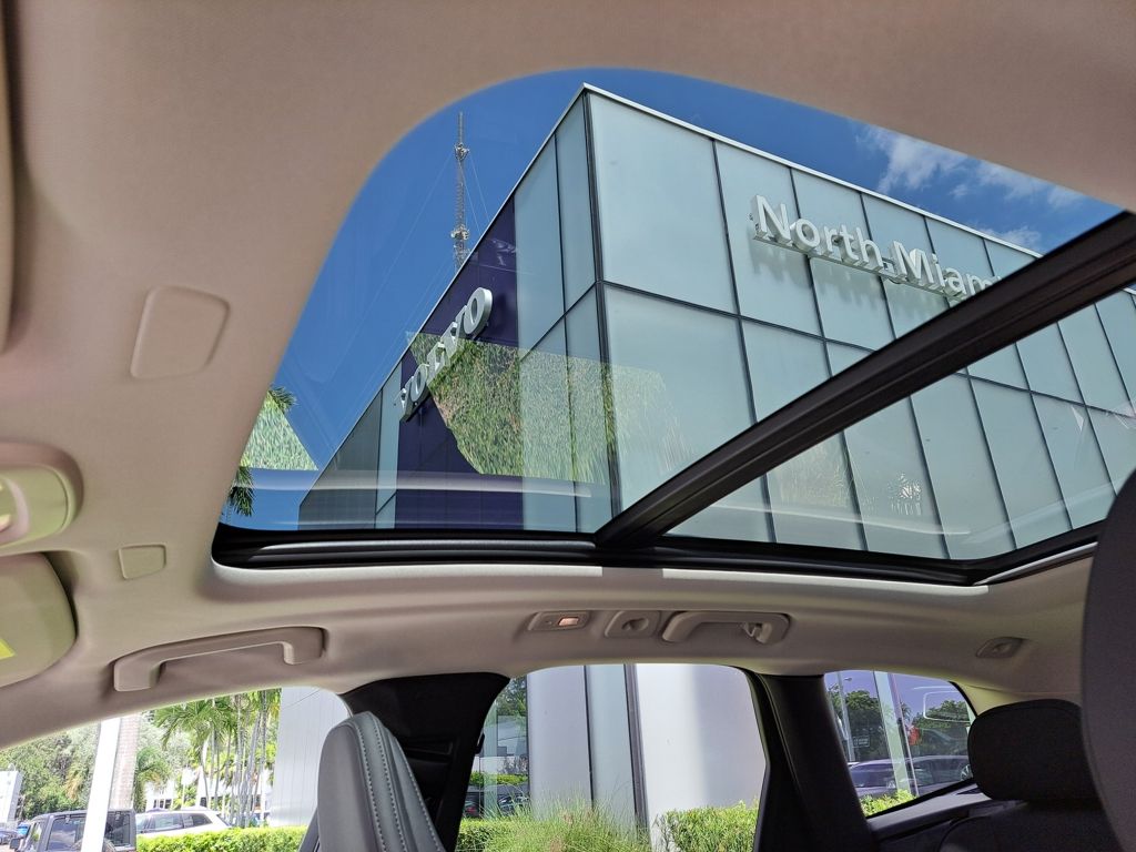 2026 Volvo XC60 Core - Photo 8