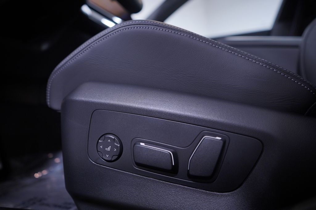 Thumbnail: 2026 BMW M5 - 20