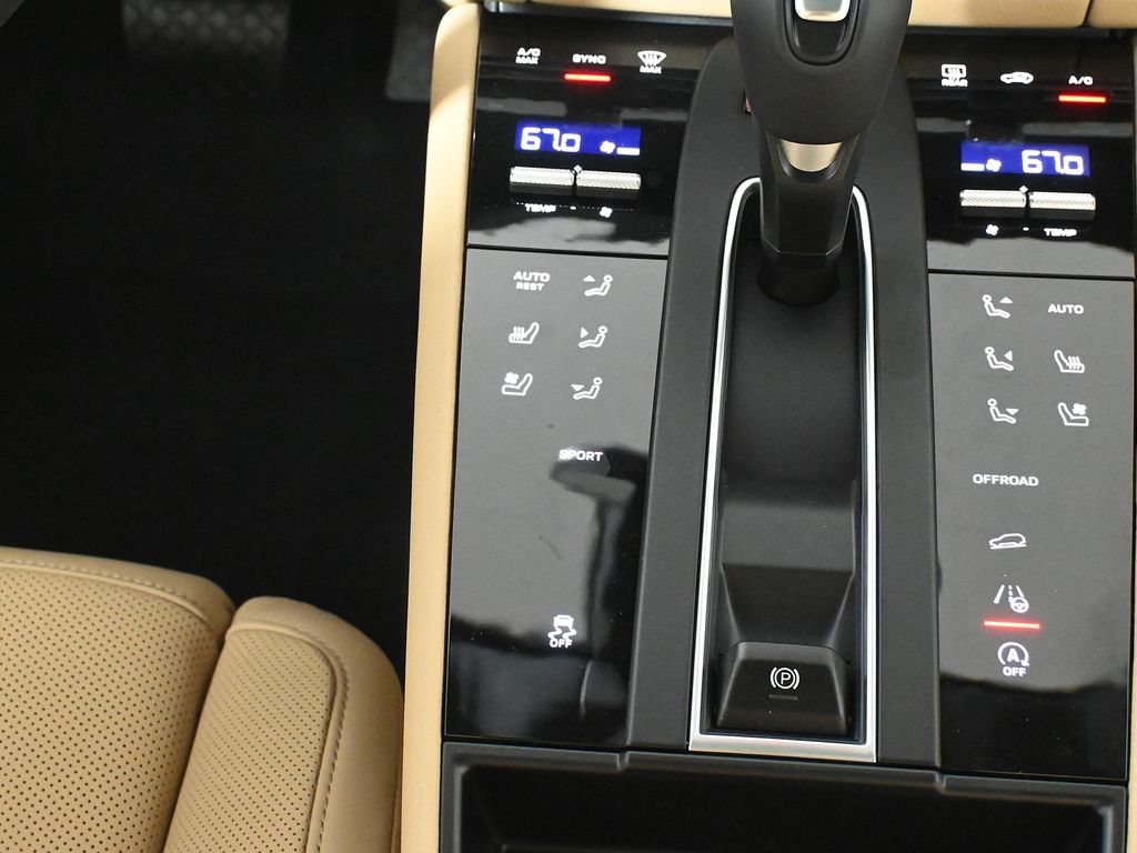 Thumbnail: 2026 Porsche Macan - 25