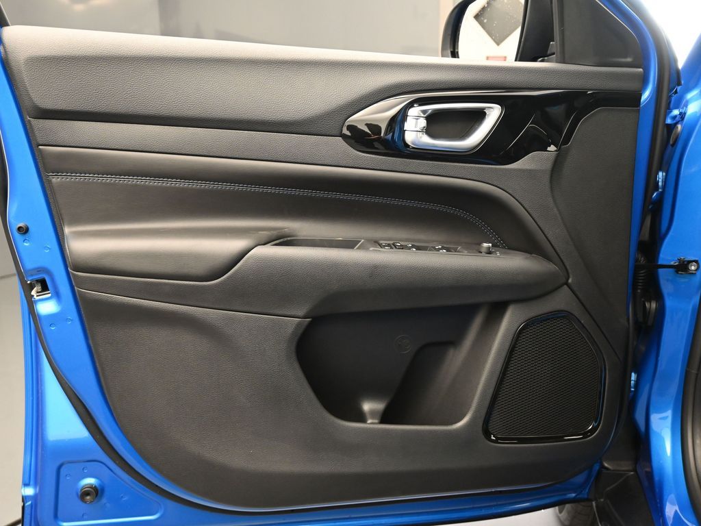 New 2026 Hydro Blue Pearlcoat Jeep Latitude image 24