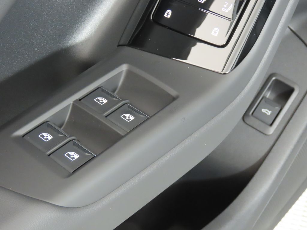 Thumbnail: 2027 Audi Q6 e-tron - 30