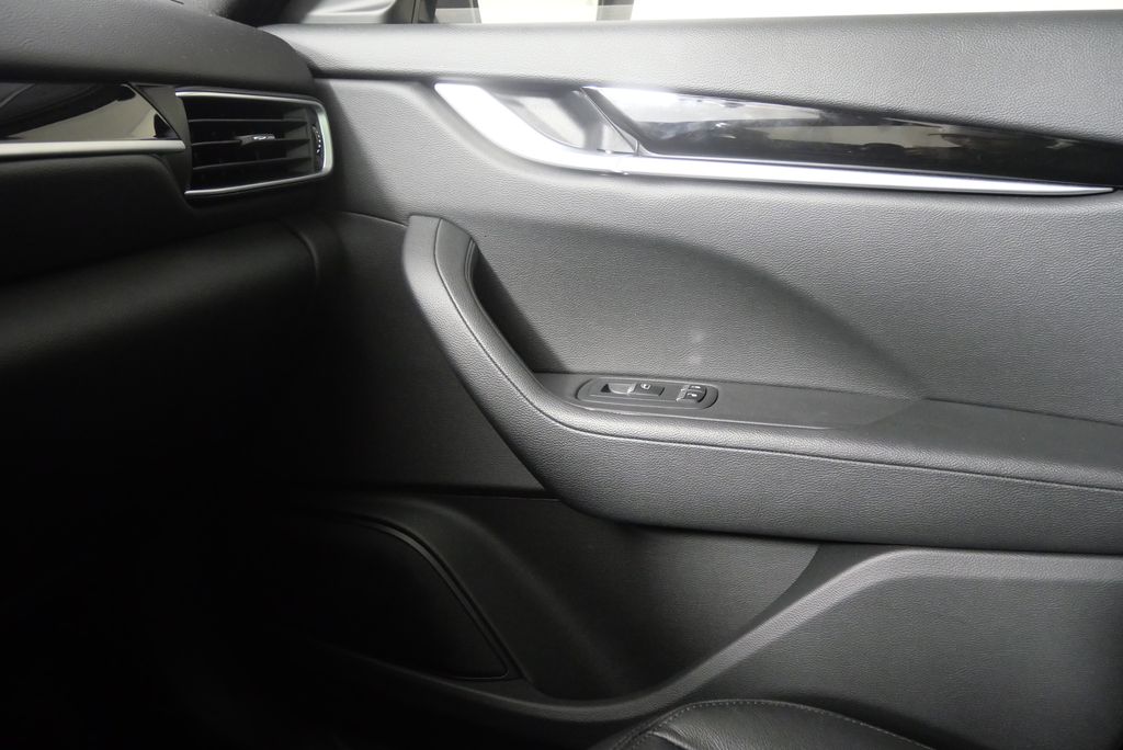 2021 Maserati Levante Base 27