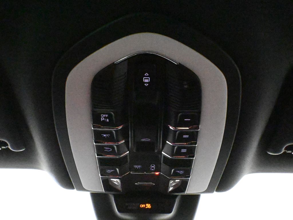 Thumbnail: 2025 Porsche Macan - 22
