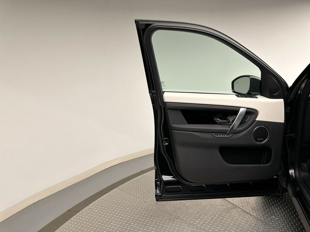 Thumbnail: 2022 Land Rover Discovery Sport - 9