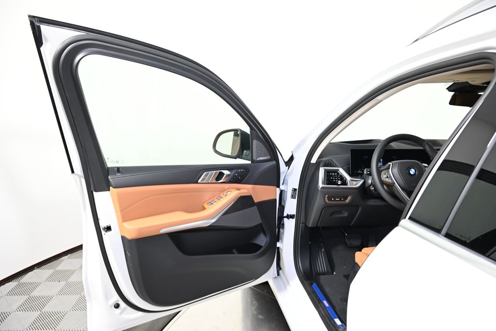 Thumbnail: 2026 BMW X7 - 21