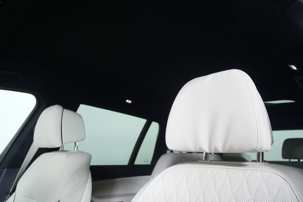 Thumbnail: 2026 BMW X7 - 12