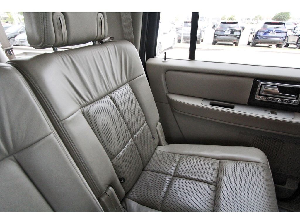 2010 Lincoln Navigator L Base - 11