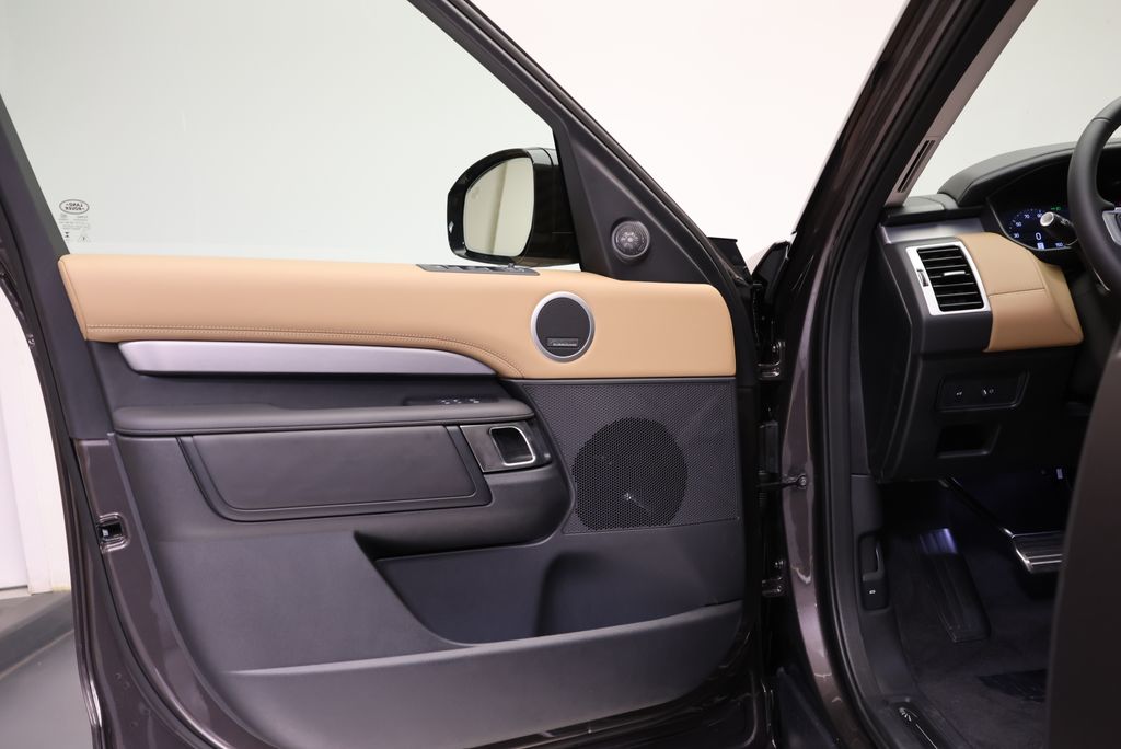 Thumbnail: 2026 Land Rover Discovery - 26