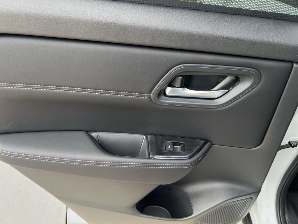 2025 Everest White Pearl Nissan Rogue SV FWD SUV