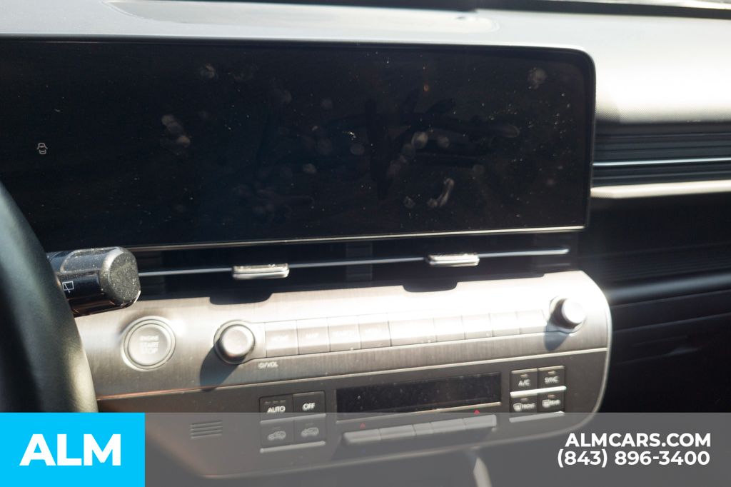 Used 2025 White Hyundai SEL image 9