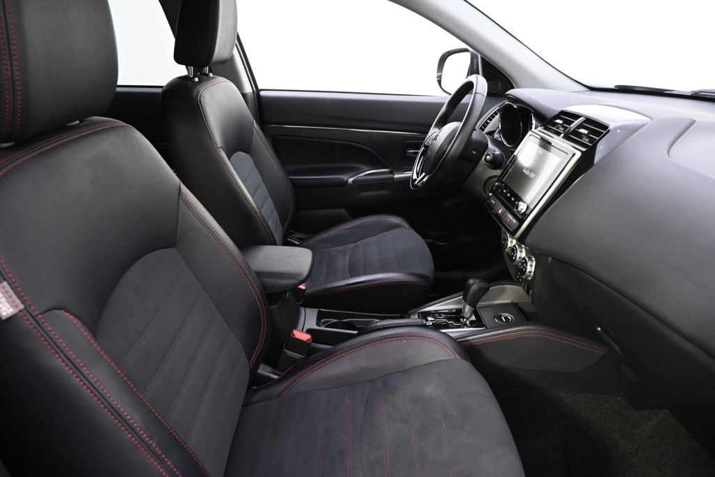 Used 2025  Mitsubishi 2.0 SE image 16