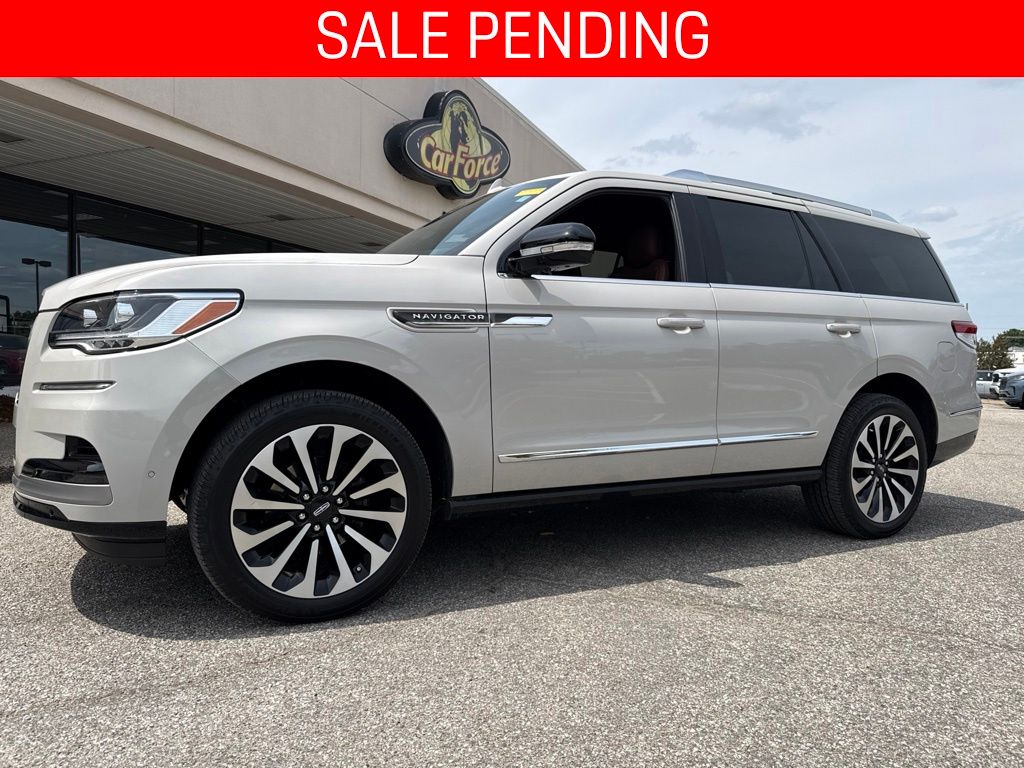 Ceramic Pearl Metallic Tri-Coat 2024 Lincoln Navigator SUV / Crossover Four-Wheel Drive Automatic