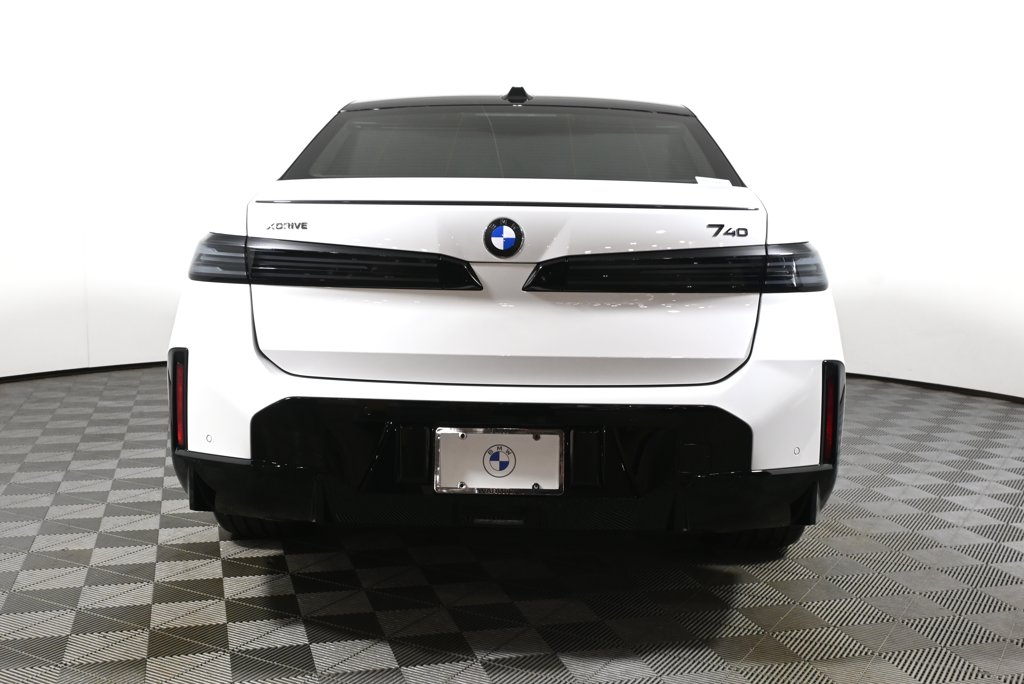 Thumbnail: 2027 BMW 7 Series - 6