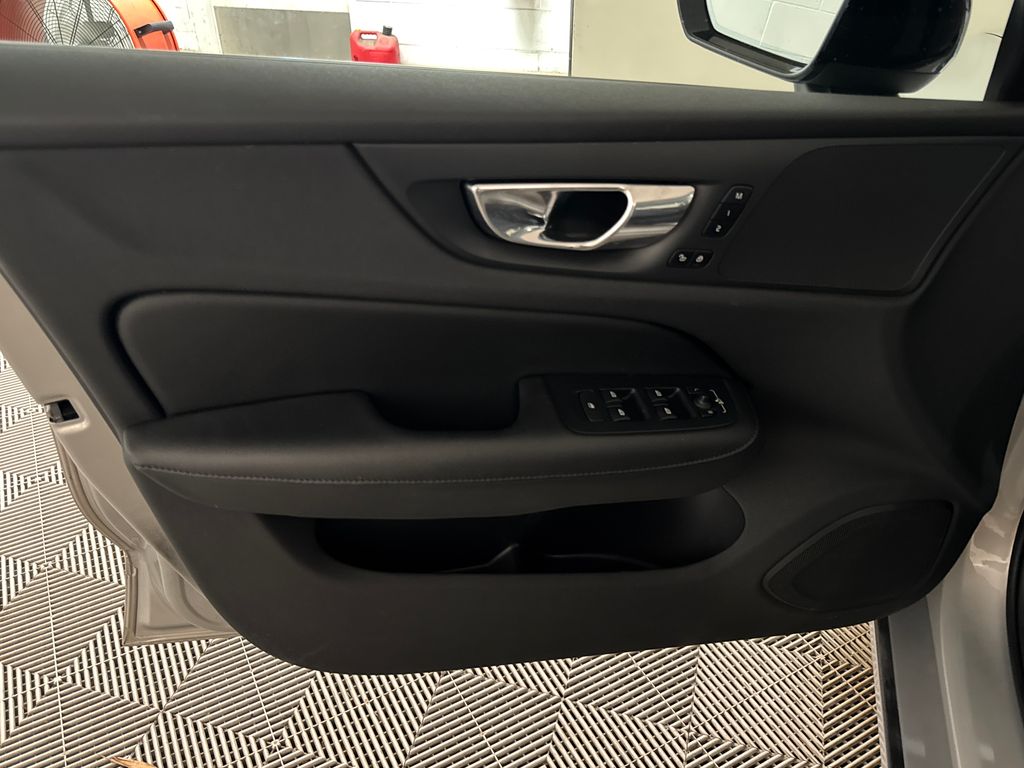 Certified Used 2025  Volvo B5 Core image 15