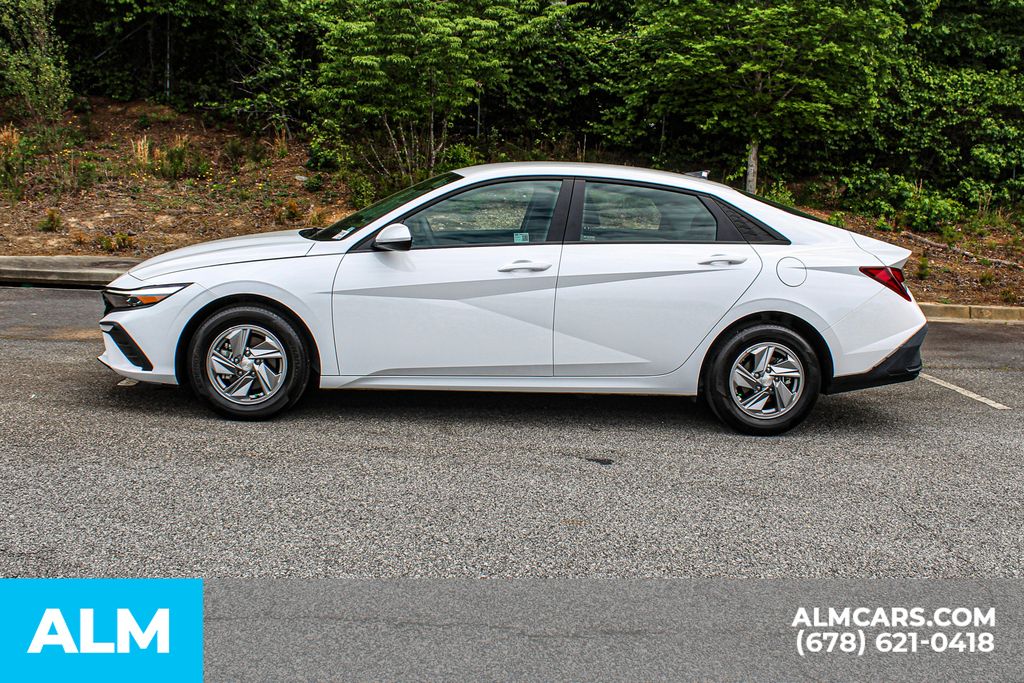 Used 2025 White Hyundai SE image 7