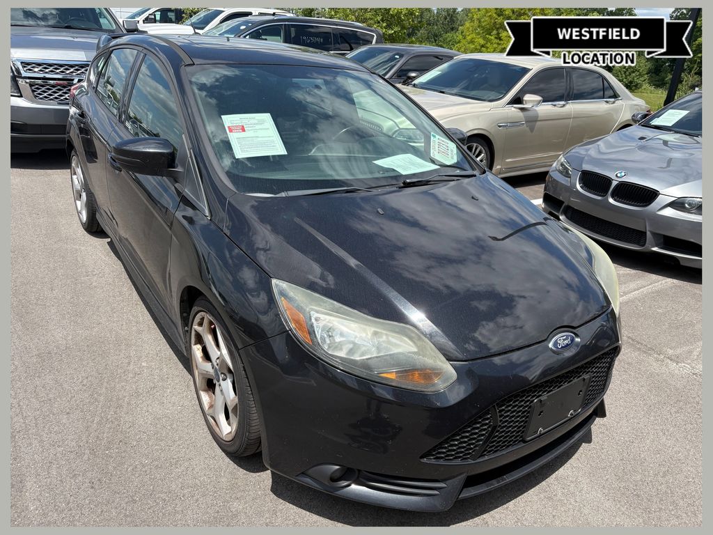 Tuxedo Black Metallic 2013 Ford Focus Hatchback Front-Wheel Drive 6-Speed Manual
