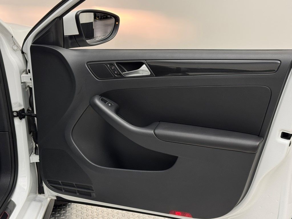 Thumbnail: 2014 Volkswagen Jetta - 21
