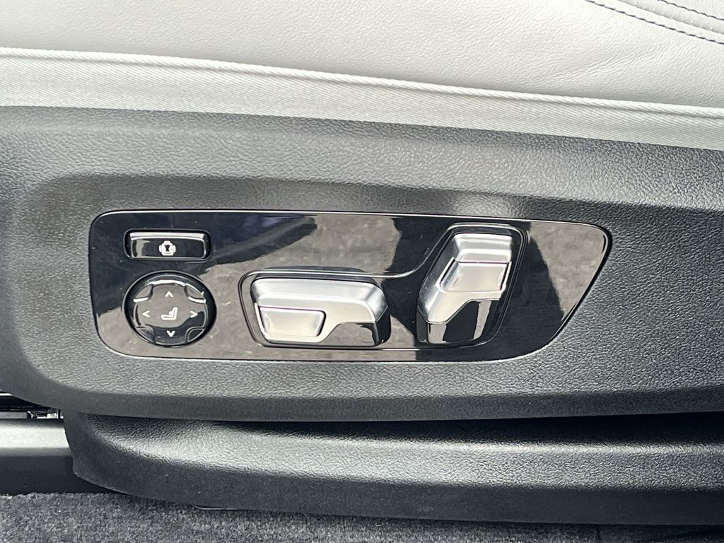 Thumbnail: 2026 BMW XM - 12