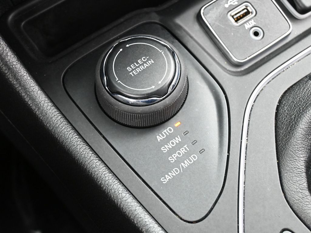 Used 2022 Bright White Clearcoat Jeep Latitude Lux image 27