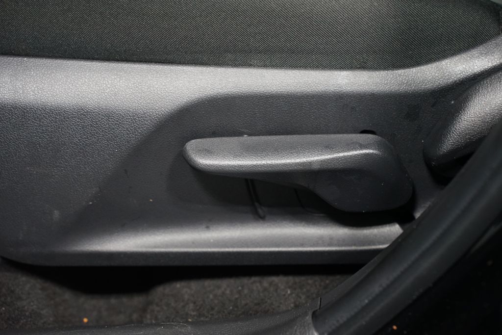 Thumbnail: 2025 Toyota RAV4 - 32