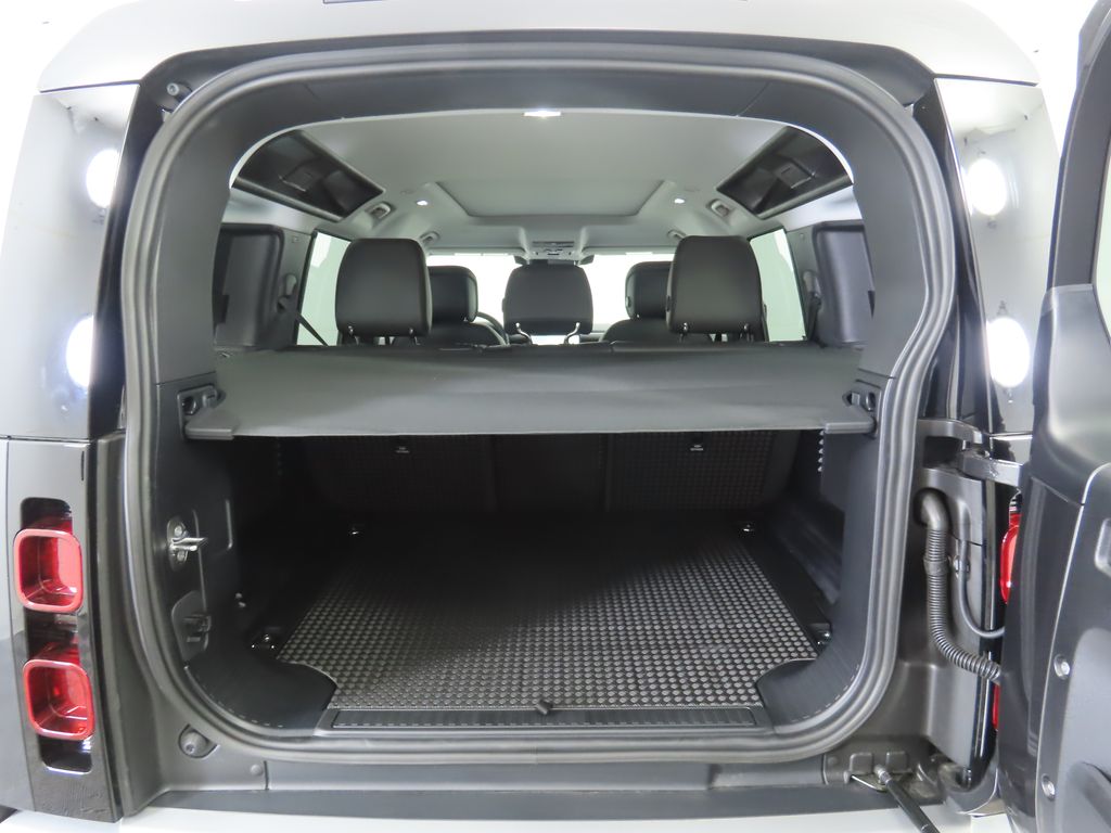 2025 Land Rover Defender 110 30