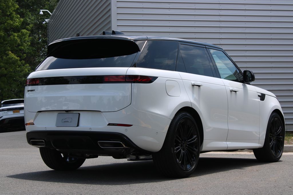 New 2026 White Land Rover Dynamic SE image 4