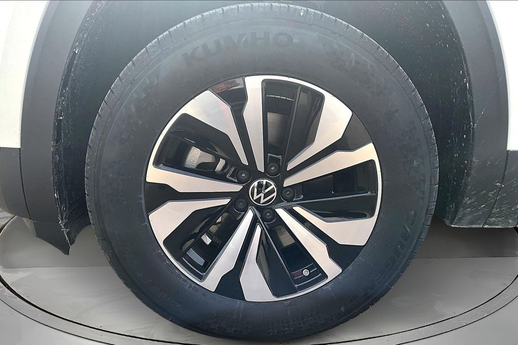 New 2026 White/off-white Volkswagen 2.0T SE image 12