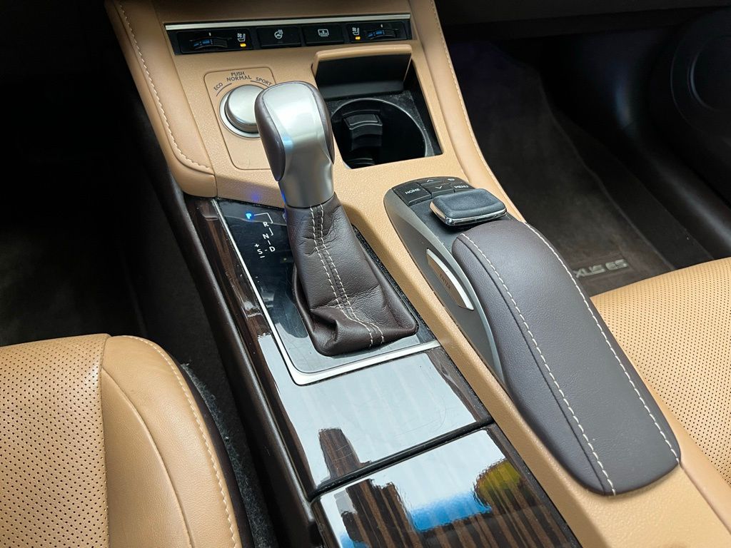 Thumbnail: 2017 Lexus ES - 11
